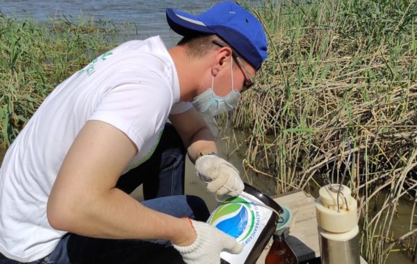 Отбор проб специалистами филиала ЦЛАТИ по Астраханской области в целях исполнения программы «Сохранение и предотвращение загрязнения реки Волги».