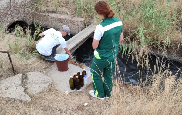 Отбор проб  воды в Целинном районе Республики Калмыкия специалистами филиала ЦЛАТИ по Астраханской области.